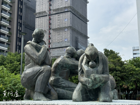 圖書館大門的雕塑