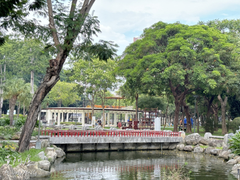 被移到景觀水池池中島區的復古地景