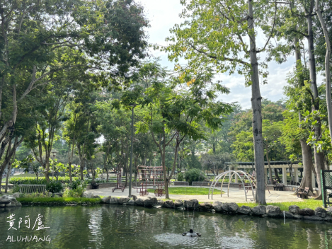 被移到景觀水池池中島區的復古地景