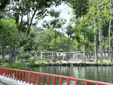 被移到景觀水池池中島區的復古地景