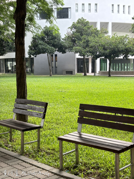 從公園中心望向圖書館