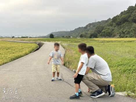 弟弟走過來了