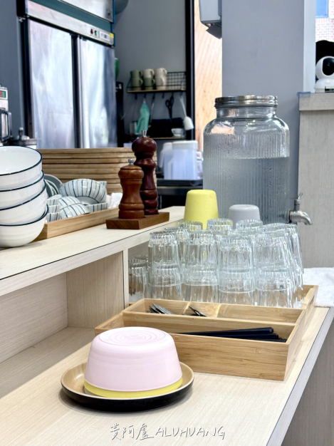 自助茶水餐具區