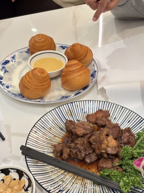 酥炸螺絲卷／香蒜骰子牛